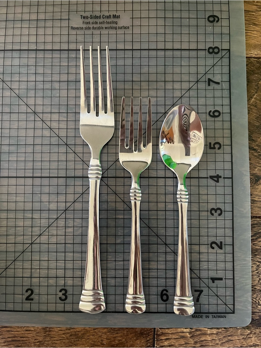 Cambridge Silver Codie Flatware: Glossy Stainless Steel Dinner Forks (7) - Picture 5 of 6